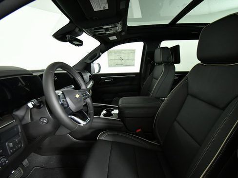 New 2025 Chevrolet Suburban Premier image 5