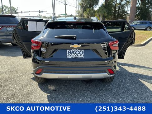 Used 2025 Chevrolet Trax LT w/ LT Convenience Package image 32