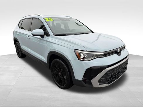 Used 2025 Volkswagen Taos SE FWD image 1