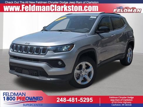 Used 2024 Jeep Compass Latitude w/ Convenience Group AWD/4WD image 1