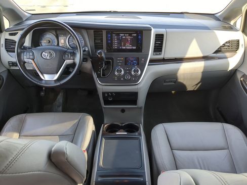 Used 2016 Toyota Sienna XLE image 18
