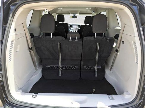 Used 2022 Chrysler Voyager LX FWD image 6