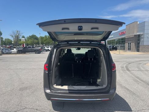 Used 2023 Chrysler Pacifica Touring-L FWD image 7