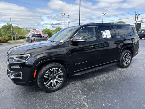 Used 2024 Jeep Wagoneer L Series II w/ Flexible Seating Group AWD/4WD image 5