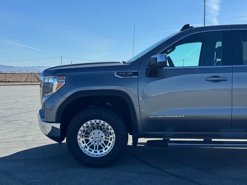 Used 2021 GMC Sierra 1500 SLE w/ Preferred Package image 2