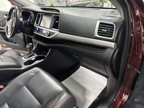 Used 2019 Toyota Highlander XLE AWD/4WD image 42