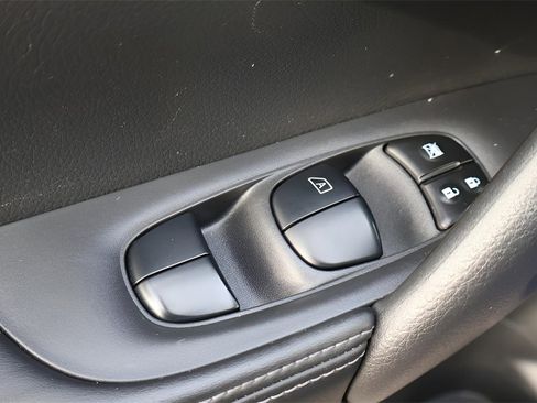 Used 2019 Nissan Rogue SV image 11