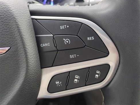 Used 2023 Chrysler Pacifica Touring-L image 27