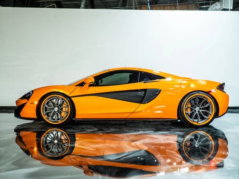 Used 2018 McLaren 570S Spider image 14