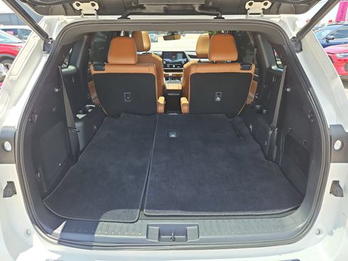 Used 2021 Toyota Highlander Platinum FWD image 18