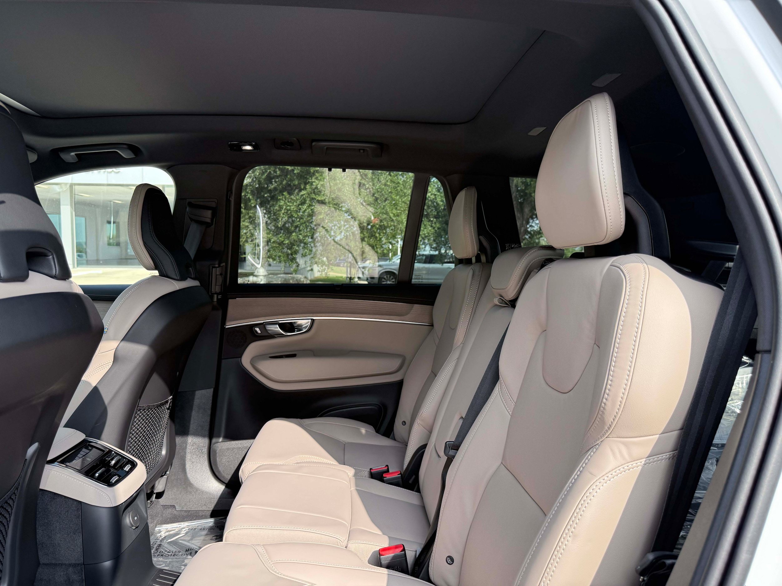 New 2026 Volvo XC90 T8 Ultra w/ Protection Package Premier AWD/4WD image 16