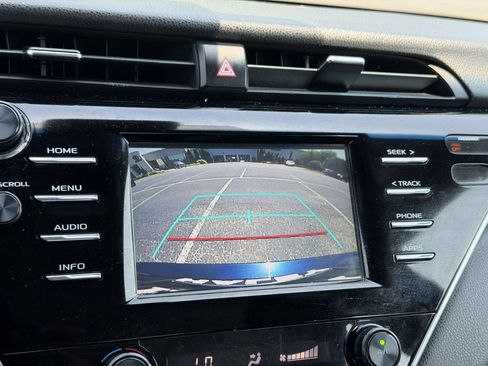 Used 2018 Toyota Camry SE FWD image 4