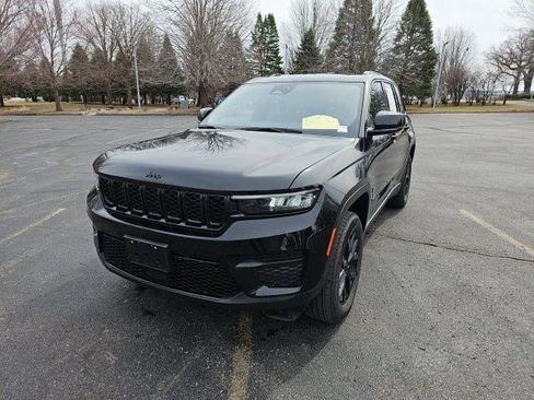 Used 2025 Jeep Grand Cherokee Altitude image 2