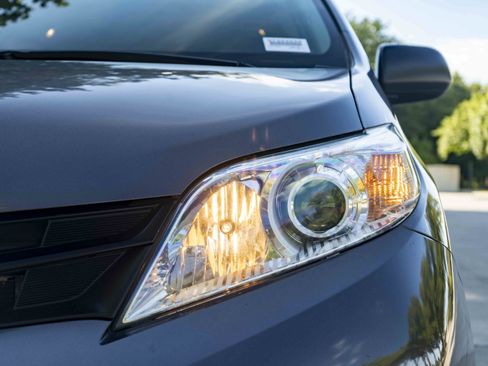 Used 2019 Toyota Sienna L FWD image 11
