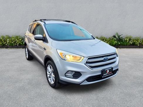 Used 2017 Ford Escape SE w/ Equipment Group 201A image 4