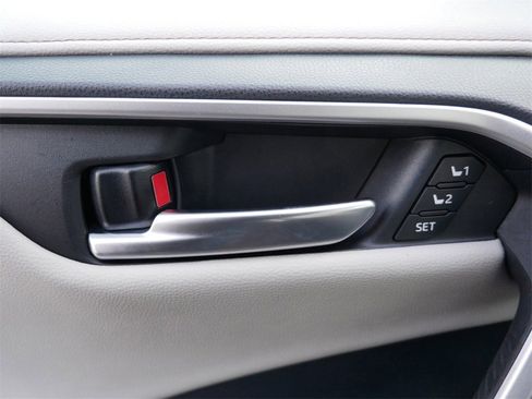 Used 2019 Toyota RAV4 Limited image 14