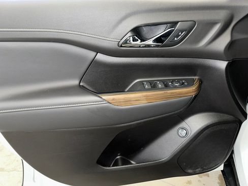 Certified 2023 GMC Acadia SLE w/ Driver Convenience Package image 4