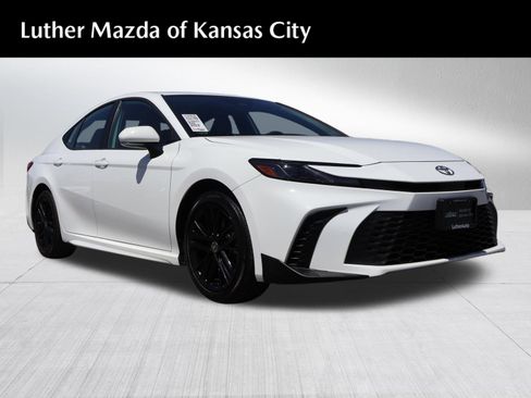 Used 2025 Toyota Camry SE FWD image 1