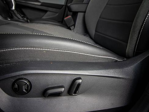 Used 2023 Volkswagen Taos SE w/ Panoramic Sunroof Package FWD image 22