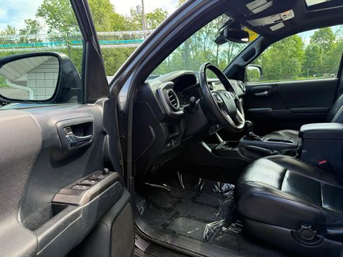 Used 2019 Toyota Tacoma SR5 AWD/4WD image 13