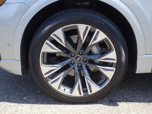 Certified 2025 Audi Q8 Premium AWD/4WD image 7