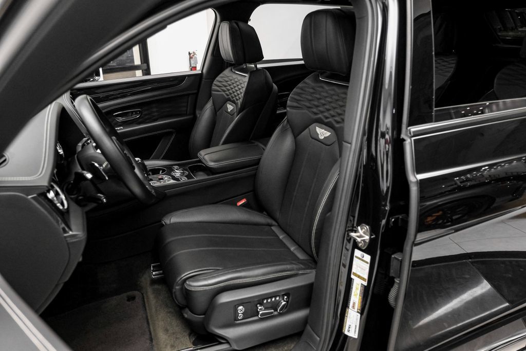 Used 2023 Bentley Bentayga Extended Wheelbase AWD/4WD image 32