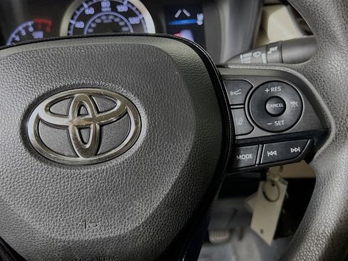 Used 2020 Toyota Corolla LE image 19