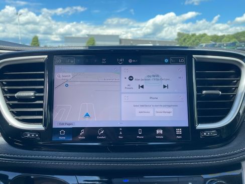 Used 2024 Chrysler Pacifica Limited FWD image 9