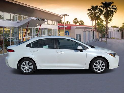 Used 2022 Toyota Corolla LE FWD image 2