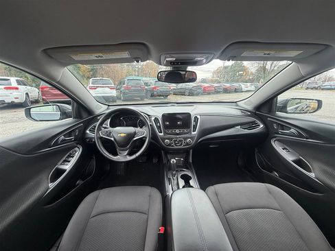 Used 2017 Chevrolet Malibu LT image 9