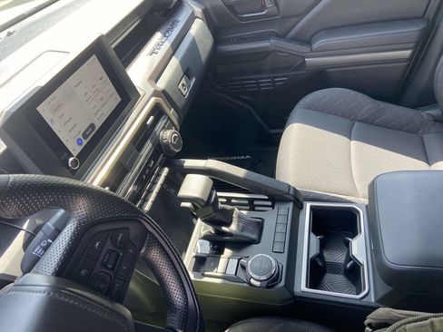 Used 2025 Toyota Tacoma SR5 AWD/4WD image 22
