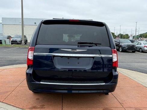 Used 2013 Chrysler Town & Country Touring FWD image 5