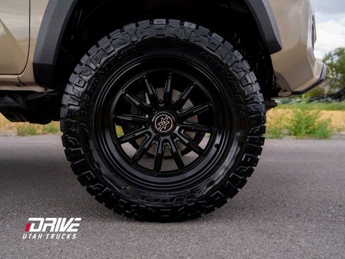 Used 2016 Toyota Tacoma TRD Off-Road w/ Premium & Technology Package image 10