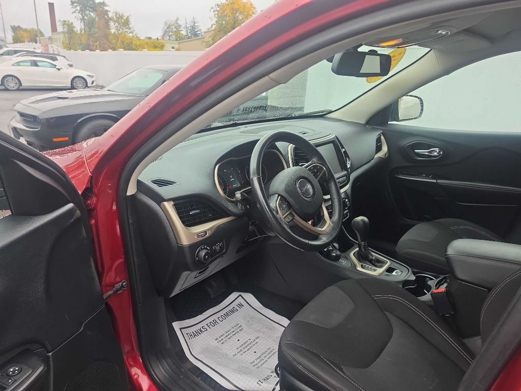 Used 2015 Jeep Cherokee Latitude w/ Cold Weather Group AWD/4WD image 13