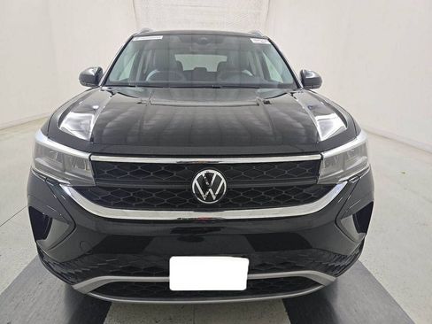 Used 2023 Volkswagen Taos SE FWD image 2
