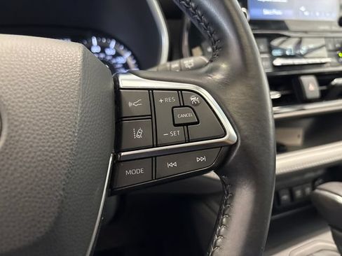 Used 2020 Toyota Highlander XLE AWD/4WD image 18