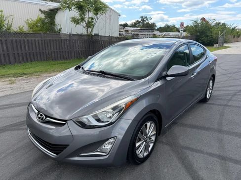 Used 2014 Hyundai Elantra SE w/ Option Group 02 FWD image 1