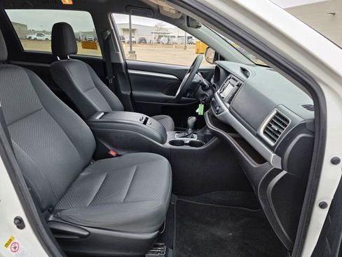 Used 2017 Toyota Highlander LE image 27