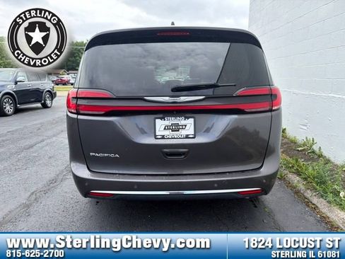 Used 2023 Chrysler Pacifica Touring-L FWD image 4