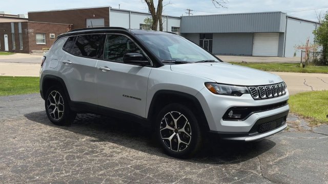 Used 2025 Jeep Compass Limited AWD/4WD image 2
