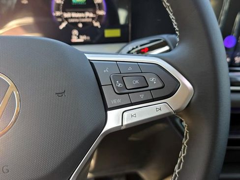 New 2025 Volkswagen Tiguan SE image 12