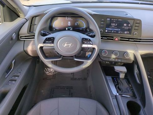 Certified 2025 Hyundai Elantra SE FWD image 15