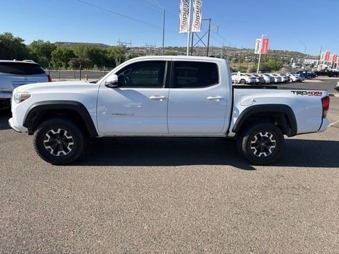 Used 2017 Toyota Tacoma TRD Off-Road AWD/4WD image 4