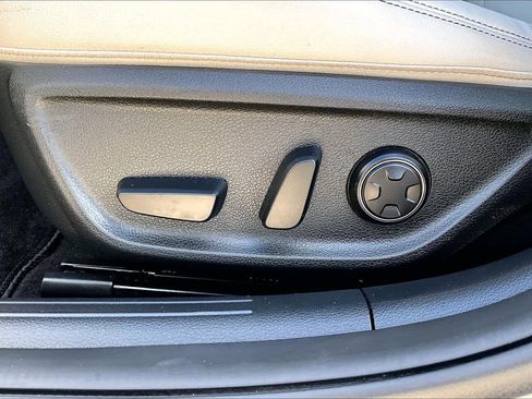 Used 2025 Genesis G70 2.5T image 32