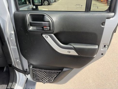 Used 2017 Jeep Wrangler Unlimited Sahara w/ Connectivity Group AWD/4WD image 16