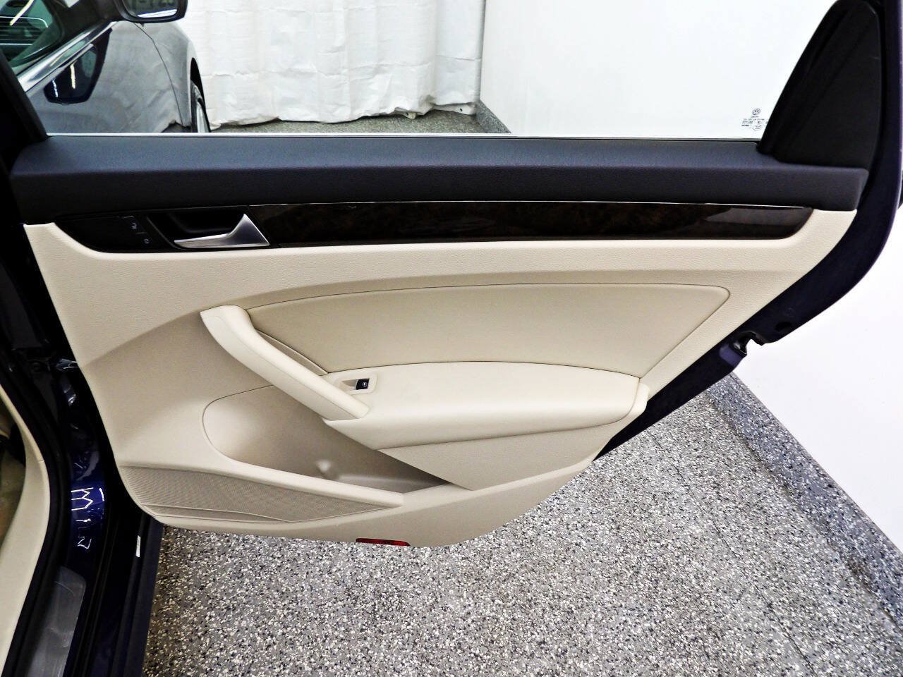 Used 2014 Volkswagen Passat TDI SEL Premium FWD image 12