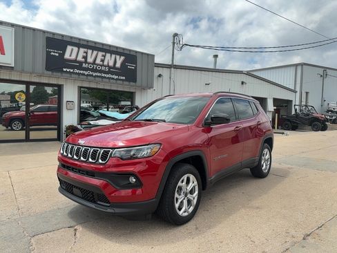 Used 2025 Jeep Compass Latitude AWD/4WD image 2