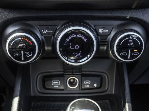 Certified 2025 Hyundai Venue Limited FWD image 19