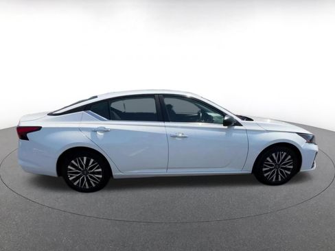 Used 2025 Nissan Altima 2.5 SV FWD image 15