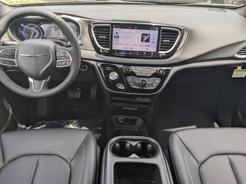 New 2025 Chrysler Voyager LX image 12